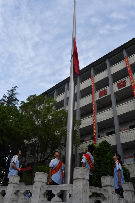 1升国旗 唱国歌.jpg