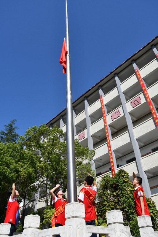 3五星红旗冉冉升起.jpg