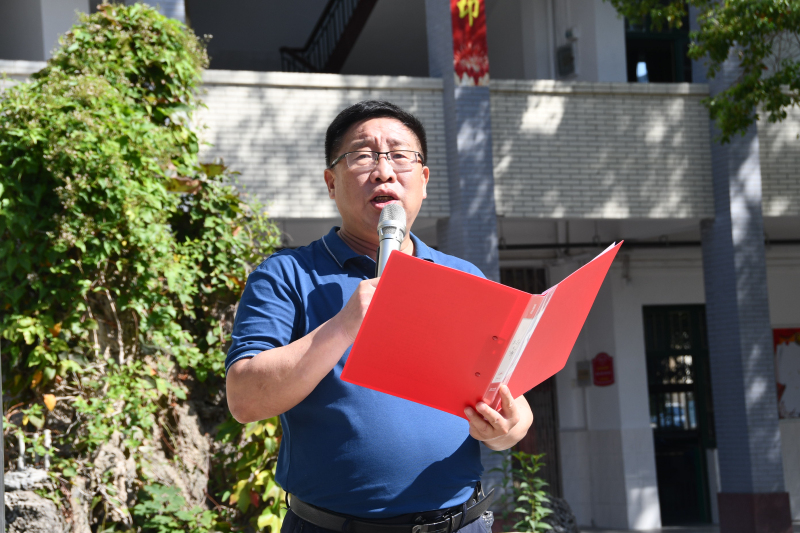 8杨立军校长做国旗下讲话.jpg